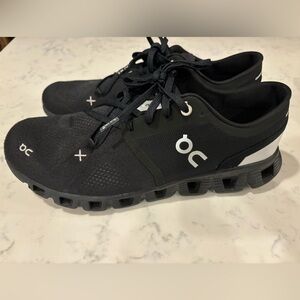 Men’s size 10 all black OnClouds